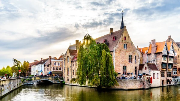 Kilátás Történelmi Épületek Belfort Torony Dijver Csatorna Középkori Város Bruges — Stock Fotó