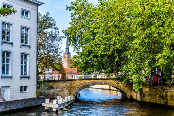 バック グラウンドで聖アンナ教会の塔とベルギーの Groenerei とカウプレの運河から Hoogstraat で石造りの橋 — ストック写真