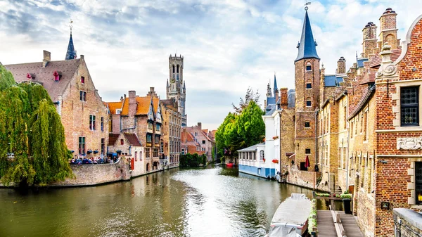 Vista Los Edificios Históricos Torre Belfort Desde Canal Dijver Ciudad — Foto de Stock