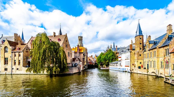 Kilátás Történelmi Épületek Belfort Torony Dijver Csatorna Középkori Város Bruges — Stock Fotó