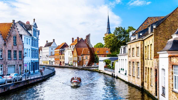 Lanchals 彫刻と右側の聖アンナ教会の塔とベルギーのブルージュの歴史的な街の聖 Annarei 運河の運河ボートに乗る — ストック写真