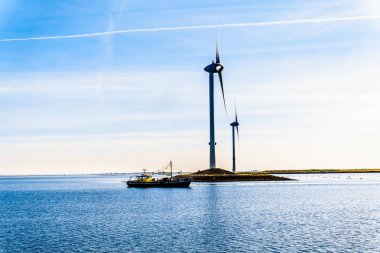 Neeltje Jans, Zeeland/Hollanda - 17 Eylül 2018: balıkçı teknesi ve Delta inşaat fırtına dalgası bariyer Neeltje Jans adasında Oosterschelde girişi de rüzgar türbinleri