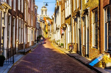 Günbatımı üzerinde dar sokaklar tarihi Middelburg şehir İli: Zeeland, Hollanda