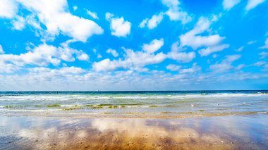 Plaj Kuzey Denizi ve Westerschelde yakınındaki liman şehir Vlissingen İli: Zeeland, Hollanda