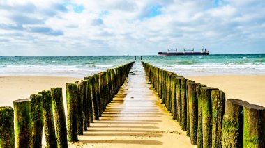 Büyük bir okyanus adam Kuzey Denizi'nde gelen ve liman Vlissingen İli: Zeeland, Hollanda için Westerschelde içine başlığı şilep ile Beach erozyon koruma