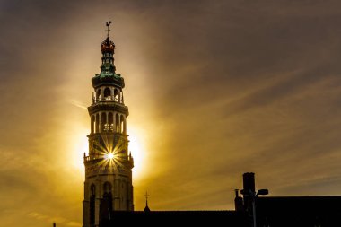 Güneş ışınları aracılığıyla Ortaçağ manastır Middelburg tarihi şehir İli: Zeeland, Hollanda kulede arkasında güneş ayarından Lange Jan Toren (Long John Kulesi)