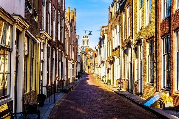 ゼーラント州 オランダのミデルブルフ歴史的都市の狭い通りに沈む夕日 — ストック写真