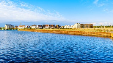 Modern konut kompleksi satır evleri kiremit çatılar ve condominiums tarihi balıkçı köyü Harderwijk Hollanda liman boyunca oluşan
