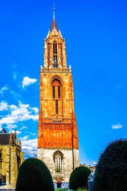 Rotterdam / Hollanda - 26 Eylül 2018: Nieuwe Maas nehri kırmızı kablo ile arka plan ve Noordereiland sahil üzerinde tarihi evler Willems köprü kaldı 