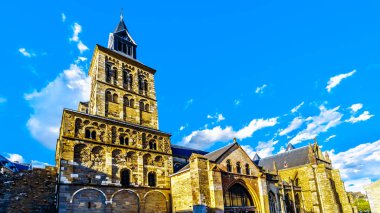 Rotterdam / Hollanda - 26 Eylül 2018: Nieuwe Maas nehri kırmızı kablo ile arka plan ve Noordereiland sahil üzerinde tarihi evler Willems köprü kaldı 