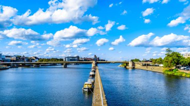 Rotterdam / Hollanda - 26 Eylül 2018: Nieuwe Maas nehri kırmızı kablo ile arka plan ve Noordereiland sahil üzerinde tarihi evler Willems köprü kaldı 