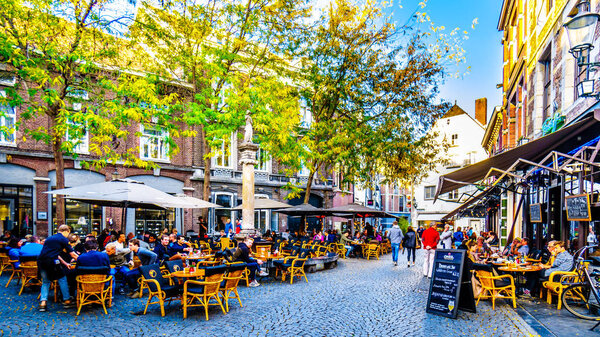 Роттердам / Нидерланды - 26 сентября 2018 года: Река Ньиве-Маас с красным кабелем осталась мостом Виллемса на заднем плане и историческими домами на берегу Нордерейленда
 