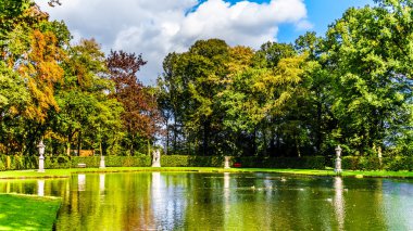 Gölet ve göllerde kale De Haar Hollanda çevreleyen parkları