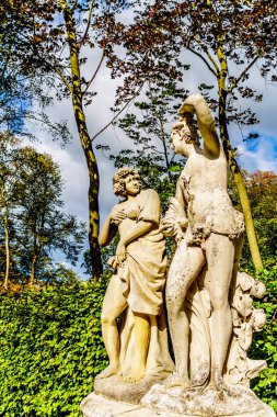 Haarzuilens, Utrecht/Hollanda - 1 Ekim 2018: güzel heykeller manikürlü tarihi kale De Haar çevreleyen bahçeleri. Tamamen geri geç 19. yüzyılda kale 14.yüzyılda