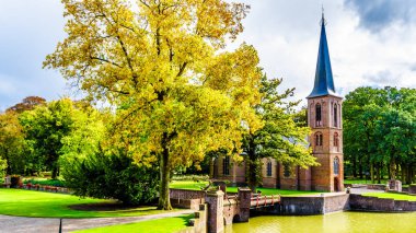 Haarzuilens, Utrecht/Hollanda - 1 Ekim 2018: kale De Haar of kilise binası, bir yüzyıl kale geç 19. yüzyılda yeniden