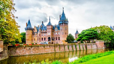 Haarzuilens, Utrecht/Hollanda - 1 Ekim 2018: muhteşem kale De Haar Moats, duvarlar ve güzel bakımlı bahçelerle çevrili. Tamamen geri geç 19. yüzyılda kale 14.yüzyılda