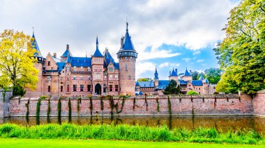 Haarzuilens, Utrecht/Hollanda - 1 Ekim 2018: muhteşem kale De Haar Moats, duvarlar ve güzel bakımlı bahçelerle çevrili. Tamamen geri geç 19. yüzyılda kale 14.yüzyılda