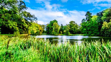 Gölet ve göllerde kale De Haar Hollanda çevreleyen parkları
