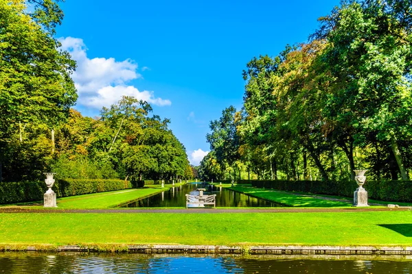 荷兰德哈尔城堡周围公园的池塘和湖泊 — 图库照片