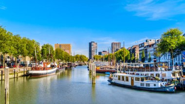 Rotterdam / Hollanda - 26 Eylül 2018: Modern yüksek artış binalarda Rotterdam şehir Haringvliet kanalında