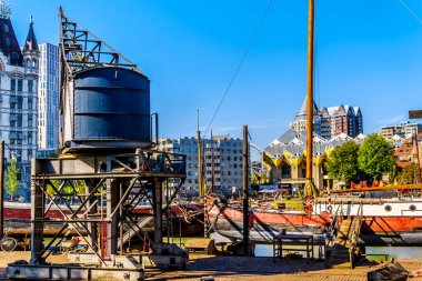 Rotterdam / Hollanda - 26 Eylül 2018: Oude Haven kanalında Rotterdam şehir merkezinde eski Tersanesi