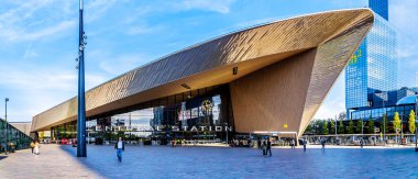 Rotterdam / Hollanda - 26 Eylül 2018: Rotterdam Merkez Tren İstasyonu 'nun modern binasının geleceksel şekli