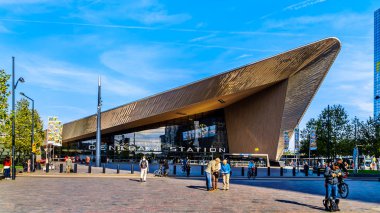 Rotterdam / Hollanda - 26 Eylül 2018: Rotterdam Merkez Tren İstasyonu 'nun modern binasının geleceksel şekli