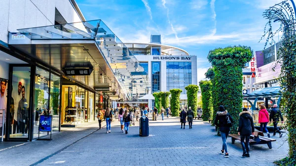 Rotterdam / Hollanda - 26 Eylül 2018: Beursplein alışveriş caddesi, Rotterdam Merkezi Dünya Ticaret Merkezi yakınındaki Coolsingel