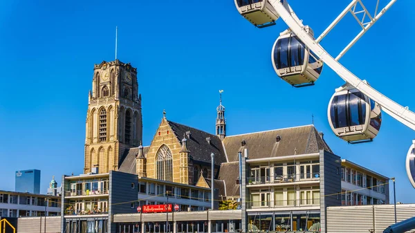 Rotterdam Hollandia Szeptember 2018 Modern Óriáskerék Középkori Szent Laurens Templommal — Stock Fotó