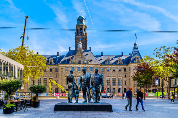 Роттердам / Нидерланды - 26 сентября 2018 года: военный мемориал "Sterker door Strijd" в память о восстановлении Роттердама после его разрушения в 1940 году
