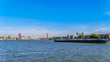 Rotterdam / Hollanda - 26 Eylül 2018: A Ren mavna kırmızı kablo ile Rotterdam Nieuwe Maas nehri üzerinde arka planda Willems köprü kaldı 