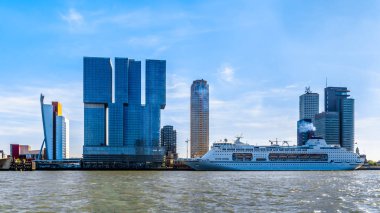 Rotterdam / Hollanda - 26 Eylül 2018: Modern mimari yüksek Rise binaları ve Holland Amerikakade adlı bir Cruise Ship cruise terminal Rotterdam Nieuwe Maas nehri,