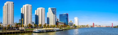Rotterdam / Hollanda - 26 Eylül 2018: Modern yüksek doğmak condominiums ve Nieuwe Maas nehri boyunca Boompjeskade içinde belgili tanımlık geçmiş Willems Bridge ile office yüksek binaların