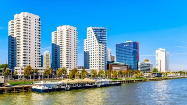 Rotterdam / Hollanda - 26 Eylül 2018: Nieuwe Maas nehri boyunca yer alan Boompjeskade 'deki modern yüksek binalar ve ofis binaları