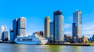 Rotterdam / Hollanda - 26 Eylül 2018: Modern mimari yüksek Rise binaları ve Holland Amerikakade adlı bir Cruise Ship cruise terminal Rotterdam Nieuwe Maas nehri,