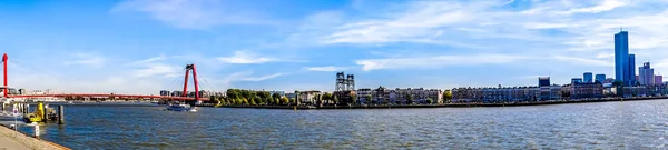 荷兰鹿特丹 2018年9月26日 带着红色电缆的尼乌韦马斯河全景将威里姆桥和诺德莱兰岸边的历史建筑留在了背景中 — 图库照片
