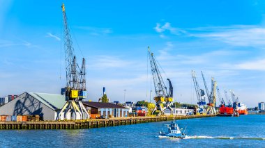 Rotterdam / Hollanda - 26 Eylül 2018: meşgul Waalhaven, Rotterdam, girme ve Avrupa kıtasına bırakarak mallar için ana noktalarından birini çardak Şubesi damarlarının gidiş okyanus