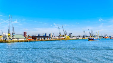 Rotterdam / Hollanda - 26 Eylül 2018: meşgul Waalhaven, Rotterdam, girme ve Avrupa kıtasına bırakarak mallar için ana noktalarından birini çardak Şubesi damarlarının gidiş okyanus