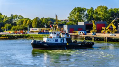 Rotterdam / Hollanda - 26 Eylül 2018: Tug tekne meşgul Waalhaven, Rotterdam, girme ve Avrupa kıtasına bırakarak mallar için ana noktalarından birini çardak Şubesi