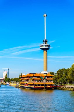 Rotterdam / Hollanda - 26 Eylül 2018: Nieuwe Maas nehri ticari binalar ve arka planda Euromast Kulesi bir turist teknede görünümünden