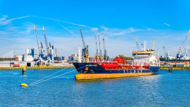Rotterdam / Hollanda - 26 Eylül 2018: meşgul Waalhaven, Rotterdam, girme ve Avrupa kıtasına bırakarak mallar için ana noktalarından birini çardak Şubesi damarlarının gidiş okyanus