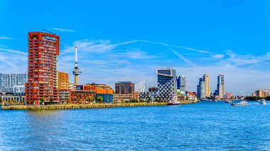 Ticari binalar ve arka planda Euromast Kulesi Nieuwe Maas nehri üzerinde bir turist tekneden görüntülemek