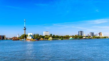 Ticari binalar ve arka planda Euromast Kulesi Nieuwe Maas nehri üzerinde bir turist tekneden görüntülemek