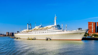 Rotterdam / Hollanda - 26 Eylül 2018: şimdi açığa alınan Cruise Gemi Ss Rotterdam Maashaven, yan kol Nieuwe Maas Nehri'nin palamarla ve otel olarak kullanılan