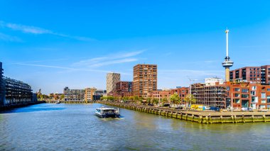 Rotterdam / Hollanda - 26 Eylül 2018: Nieuwe Maas nehri ticari binalar ve arka planda Euromast Kulesi bir turist teknede görünümünden