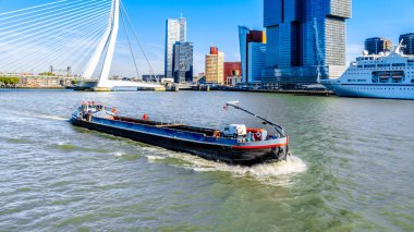 Rotterdam / Hollanda - 26 Eylül 2018: Nieuwe Maas Erasmus Köprüsü ve Holland Amerikakade modern yüksek Rise binaları ile teknede Ren cruise terminal içinde belgili tanımlık geçmiş