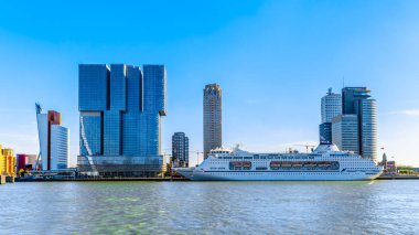 Rotterdam / Hollanda - 26 Eylül 2018: Modern mimari yüksek Rise binaları ve Holland Amerikakade adlı bir Cruise Ship cruise terminal Rotterdam Nieuwe Maas nehri,