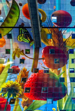 Rotterdam, Hollanda turistik ve popüler pazar salonunda içinde ünlü sanat görüntüler