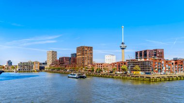 Rotterdam / Hollanda - 26 Eylül 2018: Nieuwe Maas nehri ticari binalar ve arka planda Euromast Kulesi bir turist teknede görünümünden