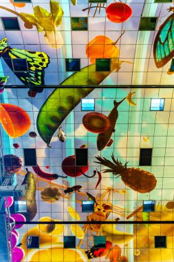 Rotterdam, Hollanda turistik ve popüler pazar salonunda içinde ünlü sanat görüntüler